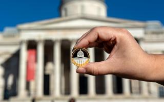 The Royal Mint has unveiled a new £2 coin celebrating 200 years of the National Gallery